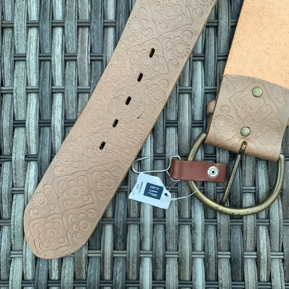 Gap Wide Light Brown Tooled Leather Belt w/ Brass Buckle main image 7